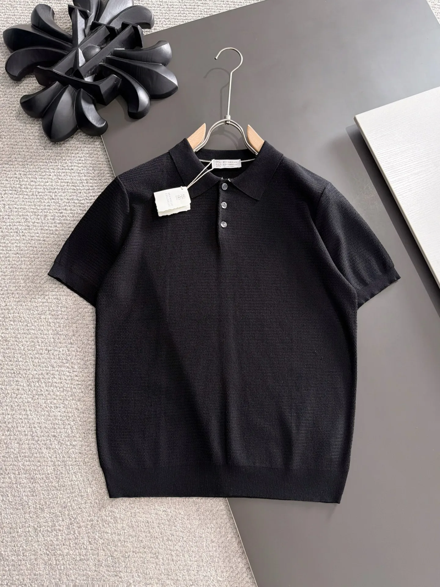 Next day shipment BC high quality-Brunello Cucineli 26ss New Arrival men's short-sleeved T-shirt. Like LP, it belongs to the same old-money style top brand. New Arrival is a top-notch brand. New Arrival Original men's casual short-sleeved. Made of combed cotton yarn knitted cotton-like fabric. Exclusive Premium custom-controlled raw materials. It feels substantial when weighed. The upper body is also more textured than ordinary T-shirts. Fashionable Versatile Hot Sale, skin-friendly and comfortable to wear, premium boutique, exquisite workmanship from Factory, great upper body, essential item for men, complete with three standards Sizes M-3XL